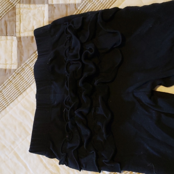 2 piece bundle.  Like new. Adorable Black leggings have ruffled behind. - Picture 8 of 8